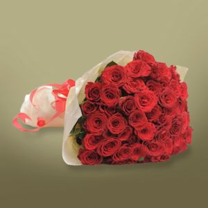 Arreglo floral con rosas rojas frescas en florero elegante - Flores.Guru